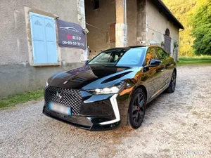 Berline 5 portes en noir perla, première main, état excellent (proche du neuf). Équipée de sièges chauffants, phares LED/Xenon, régulateur de vitesse, caméra 360°, jantes 19", sellerie mixte cuir/alcantara et climatisation automatique. Carnet d'entretien complet et historique disponible.