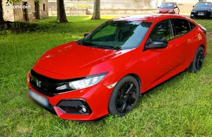 Berline en excellent état (proche du neuf), sellerie cuir chauffant, équipements Honda Sensing (régulateur adaptatif, maintien dans la voie, freinage automatique d'urgence), écran tactile avec Apple CarPlay & Android Auto, caméra de recul. Entretien à jour avec factures disponibles.