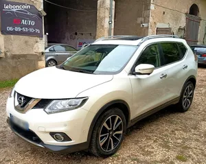 Diesel 130cv, boîte manuelle 6 rapports, 5 portes, SUV tout-terrain blanc. Équipé de sièges chauffants, toit ouvrant, phares LED/Xenon, radars de stationnement avant/arrière et caméra 360°. Entretien à jour, contrôle technique valide sans défaut, carnet d'entretien disponible.