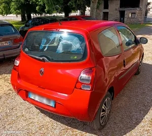 Diesel 65cv, boîte manuelle, 3 portes, finition Expression. Légères traces d'usure extérieure et intérieure. Véhicule en parfait état de fonctionnement, idéal pour jeune conducteur. Équipé de climatisation, Bluetooth, vitres électriques et rétroviseurs rabattables. Entretien à jour et consommation maîtrisée.