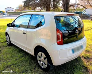 Volkswagen up! 1.0 essence 60ch, boîte manuelle, 3 portes, 4 places. État excellent, Crit'Air 1, CT valide jusqu'en 2028. Entretiens à jour, carnet d'entretien disponible, véhicule non fumeur. Historique et factures disponibles.